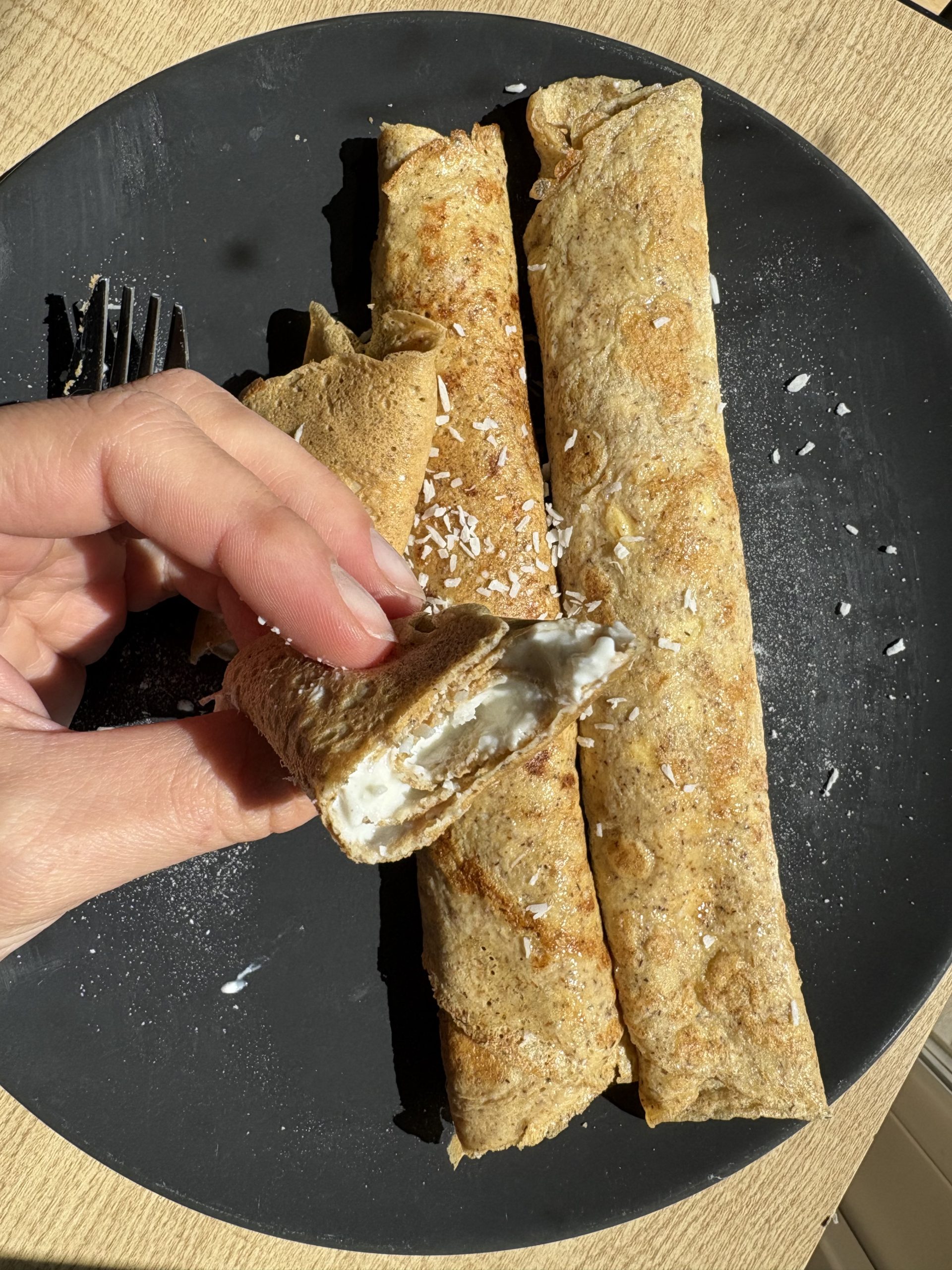 Potrójnie kokosowe keto naleśniki – 3 składniki w bazie i kremowy hit w 10 minut (low carb, bez cukru, bez mąki)