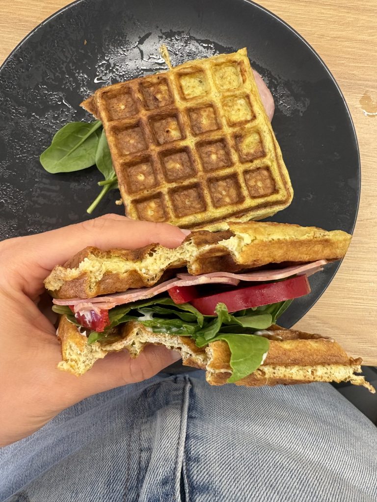 4 wytrawne gofry białkowo-tłuszczowe z pesto (keto, low carb, bez glutenu)
